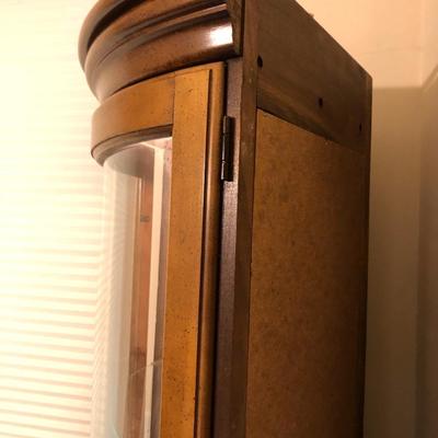 Broyhill Corner Curio Lighted Cabinet -Lot 128