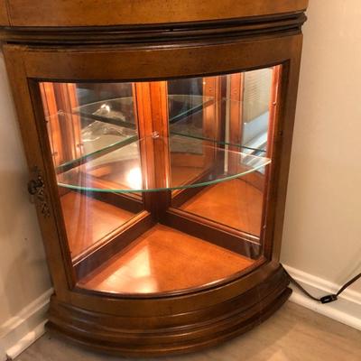 Broyhill Corner Curio Lighted Cabinet -Lot 128