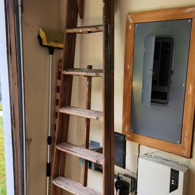8ft Wood Ladder