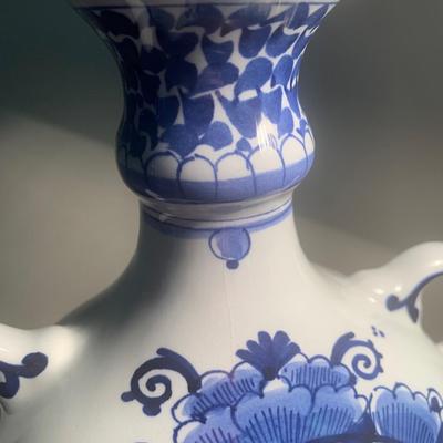 12â€ Delft Urn Signed - Lot 205