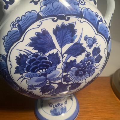 12â€ Delft Urn Signed - Lot 205