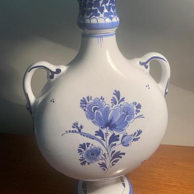 12â€ Delft Urn Signed - Lot 205