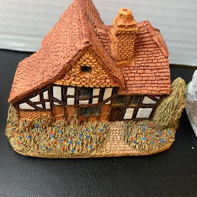 Large Lot - Lilliput Lane British Building Figurines - Lot 213