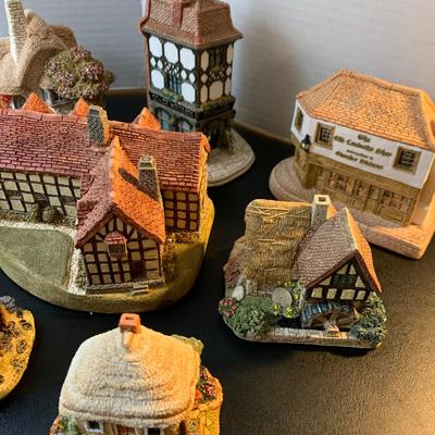 Large Lot - Lilliput Lane British Building Figurines - Lot 213