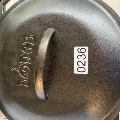 Like New 10â€ Lodge Cast Iron Dutch Oven