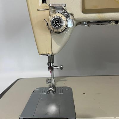 SINGER Stylist 513-33 With Case