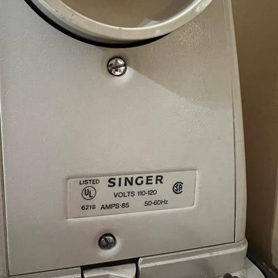 SINGER Stylist 513-33 With Case