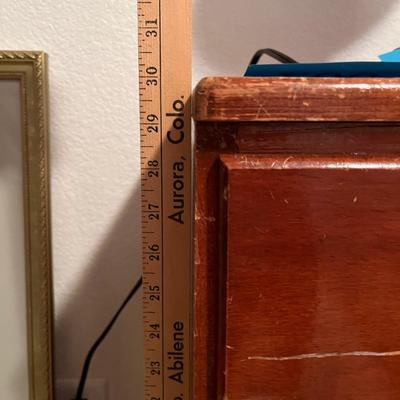 Small 4 drawer chest.  Nite stand