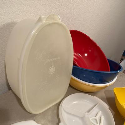 Lot of vintage tupperware & other plastic