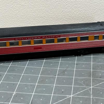 2 HO Scale Southern Pacific Train Cars. 