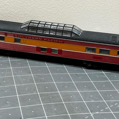 2 HO Scale Southern Pacific Train Cars. 