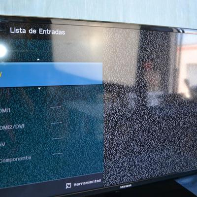 LOT 261. SAMSUNG 40" TV