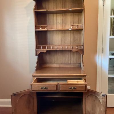 Thomasville American Style Hutch (1 of 2)