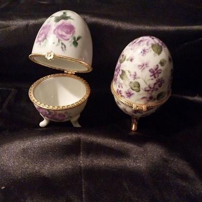 VINTAGE PORCELAIN EGGS-FIGURINE MADE IN JAPAN-