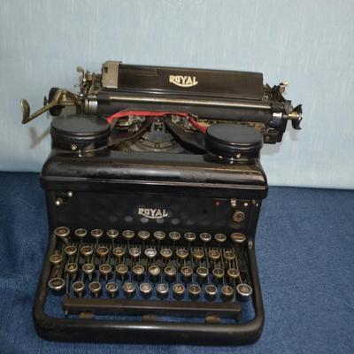 LOT 302. ROYAL TYPEWRITER AS-IS CONDITION