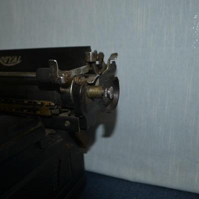LOT 302. ROYAL TYPEWRITER AS-IS CONDITION