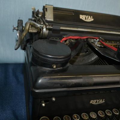LOT 302. ROYAL TYPEWRITER AS-IS CONDITION