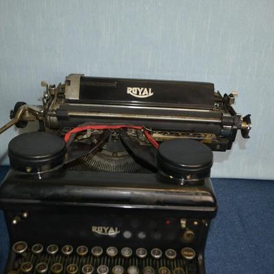 LOT 302. ROYAL TYPEWRITER AS-IS CONDITION