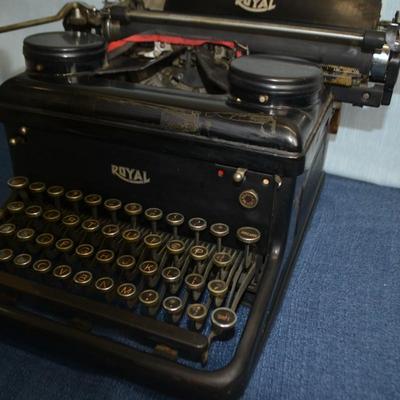 LOT 302. ROYAL TYPEWRITER AS-IS CONDITION