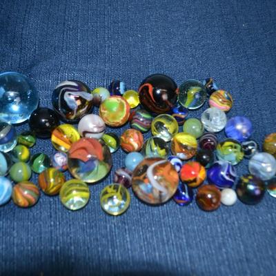 LOT 303 COLLECTION OF MARBLES