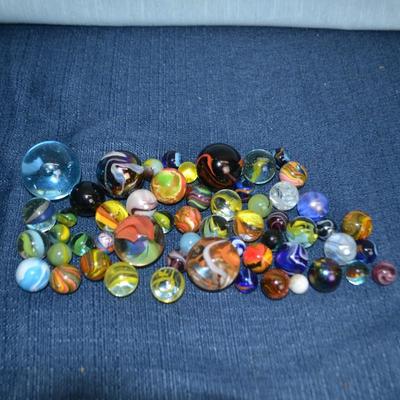 LOT 303 COLLECTION OF MARBLES