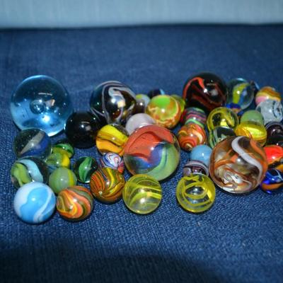 LOT 303 COLLECTION OF MARBLES