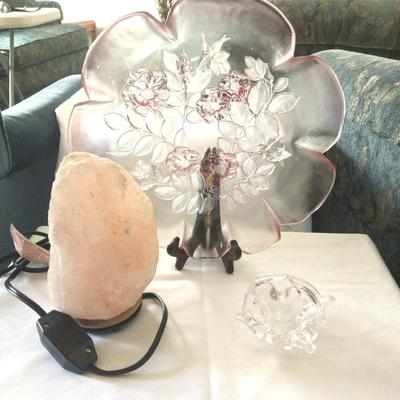 PINK GLASS PLATTER WITH ETCHED IN FLOWERS AND LIGHTED SALT ROCK WITH DIMMER
