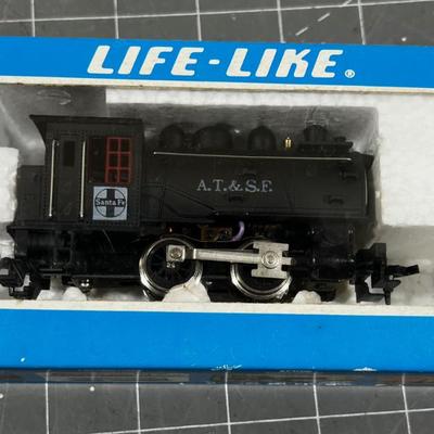 1 New LIFE-LIKE AT & SF Switcher Engine Train 