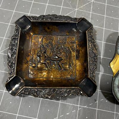 2 metal ash Trays