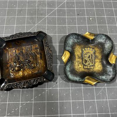 2 metal ash Trays