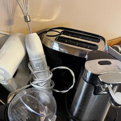 Small Appliance Lot: Can opener, Blender, Toaster etc.