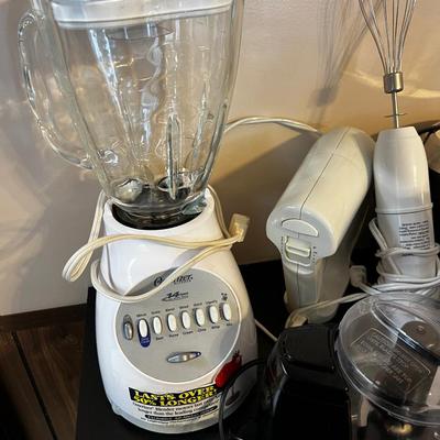 Small Appliance Lot: Can opener, Blender, Toaster etc.