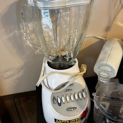 Small Appliance Lot: Can opener, Blender, Toaster etc.