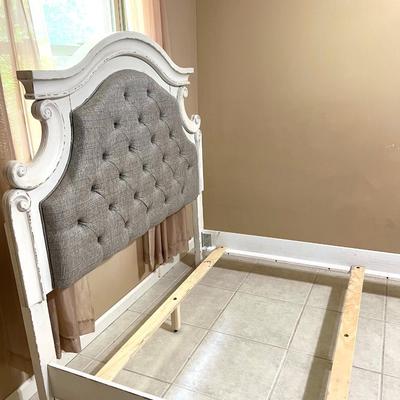 ASHLEY FURNITURE Realyn Full Panel Bed