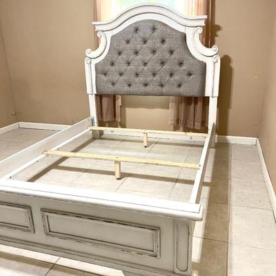 ASHLEY FURNITURE Realyn Full Panel Bed