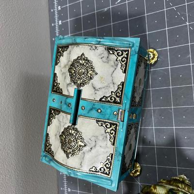 2 Piggy Banks: Shell and a Chest