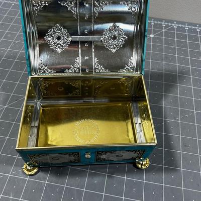 2 Piggy Banks: Shell and a Chest