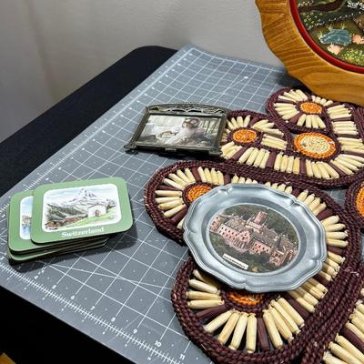 Mixed Lot of Home DÃ©cor: Frame, Tray, Coaster