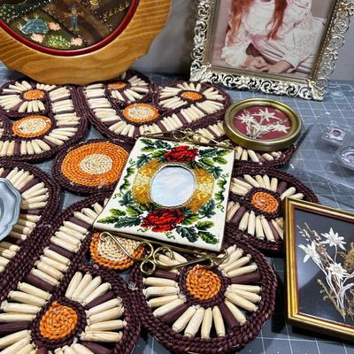 Mixed Lot of Home DÃ©cor: Frame, Tray, Coaster