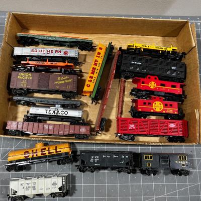 Train Car Caboose Cattle Car and Box Car HO Scale