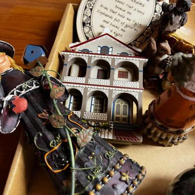 Decorative Figurines Box Top Lot