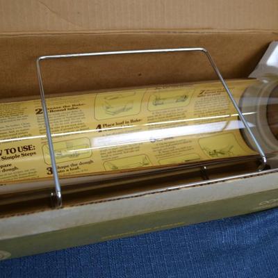 LOT 317. VINTAGE PYREX BAKE A ROUND