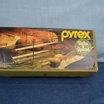 LOT 317. VINTAGE PYREX BAKE A ROUND