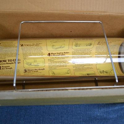 LOT 317. VINTAGE PYREX BAKE A ROUND
