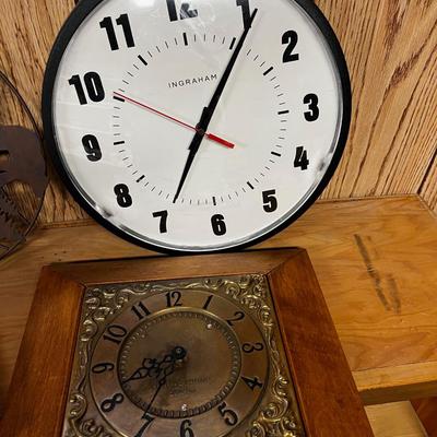 4 Electric Clocks 