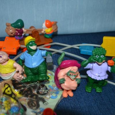 LOT 334   LOT OF SMALL TOYS