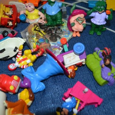 LOT 334   LOT OF SMALL TOYS