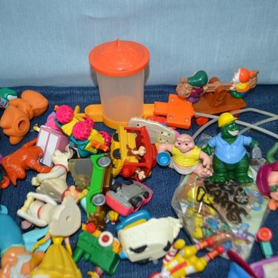 LOT 334   LOT OF SMALL TOYS