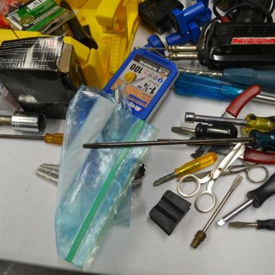 LOT 339. LOT OF TOOLS AND HARDWARE