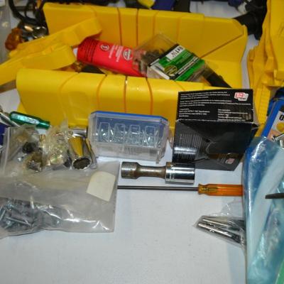 LOT 339. LOT OF TOOLS AND HARDWARE